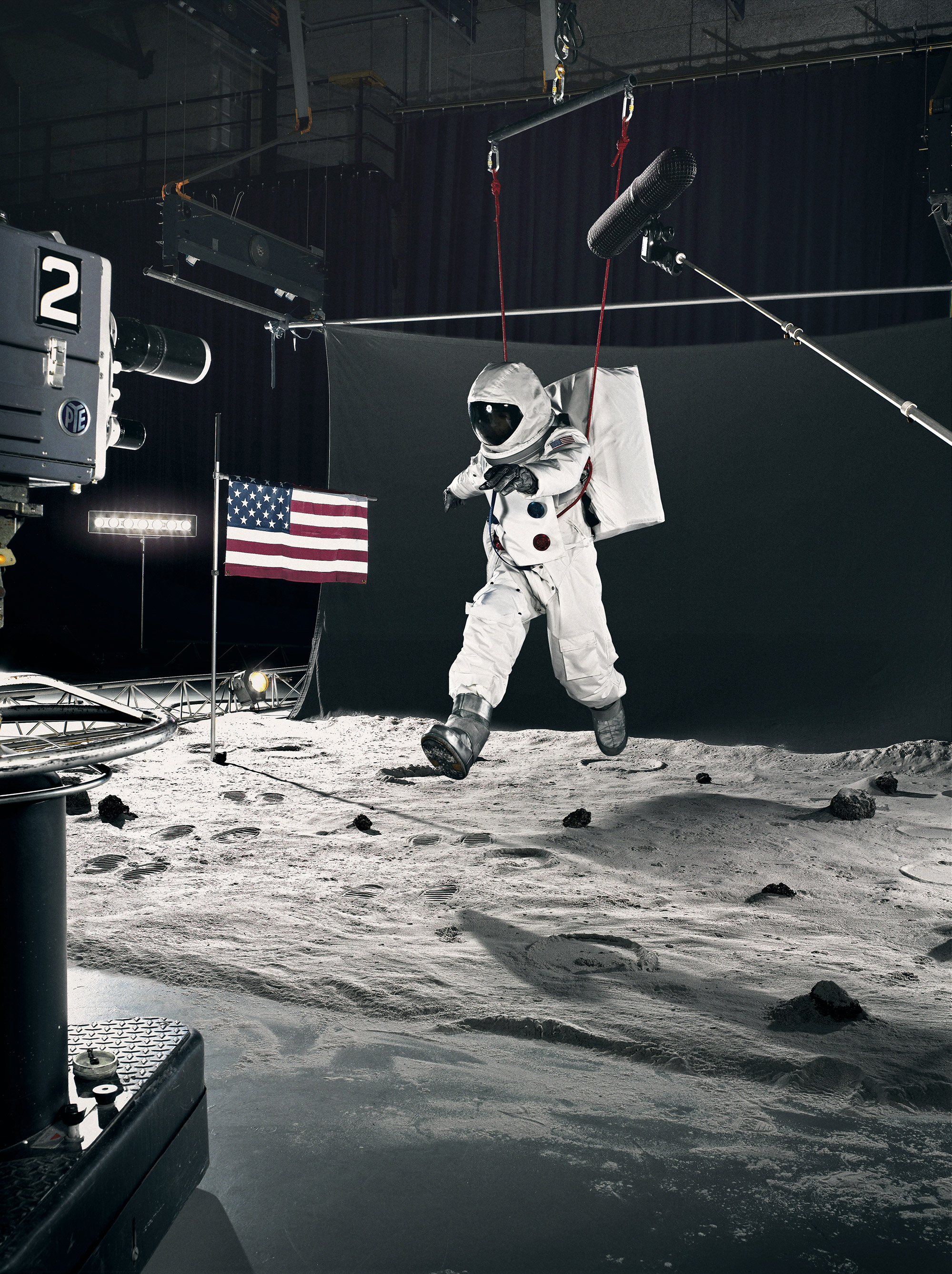 Man landed on the moon. Съемки высадки на луну. Съемки с Луны. Высадка на луну в студии. Видеосъемка на Луне.